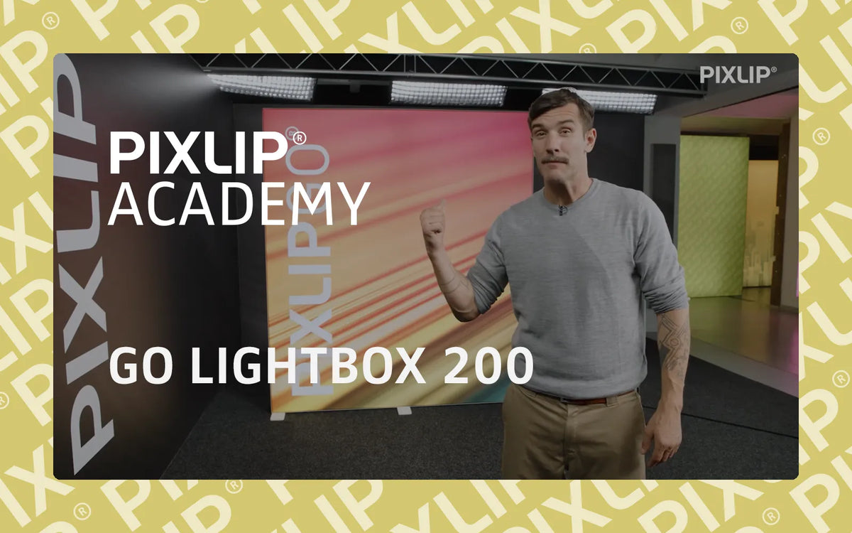 PIXLIP Academy Video: Trainer im Studio erklärt den Aufbau der GO Lightbox 200 cm