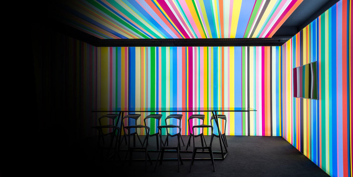 PIXLIP Showroom: Meetingraum mit bunt gestreiften, beleuchteten Lightbox-Wänden