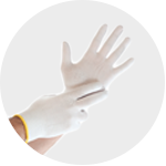 Zwei Hände mit weißen Handschuhen