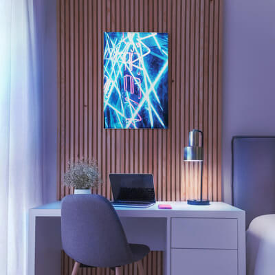 Schreibtisch und Stuhl mit Laptop, Lampe, Licht und Pflanze, an Wand Pixlip Poster mit Textildruck